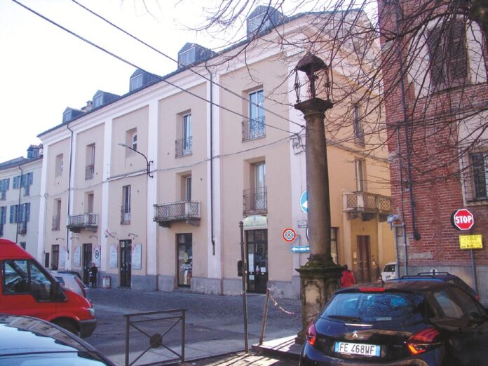 Ai piedi della colonna si bruciavano le corde degli impiccati