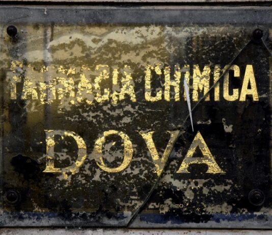 Alla farmacia Dova medicine e confessioni