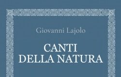 Il cardinale che passeggia tra alberi e animali a Vinchio